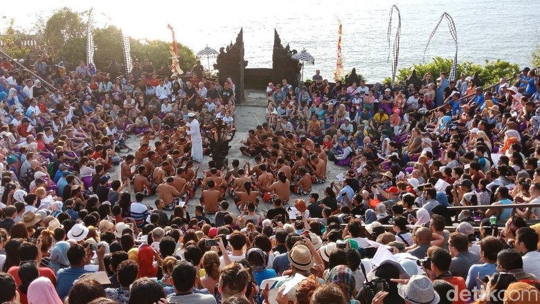 Tari Kecak di Pantai Pura Uluwatu, Bali (Ahmad Masaul/detikTravel) Tari Kecak di Pantai Pura Uluwatu, Bali (Ahmad Masaul/detikTravel)