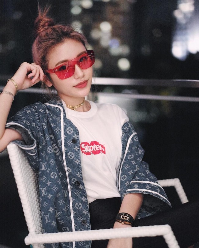 Menurut Jamie Chua yang merupakan mantan pramugari itu, putrinya kurang menyukai tas Hermes seperti dirinya. Dalam foto-fotonya di media sosial memang terlihat Calista lebih menyukai brand anak muda seperti koleksi Louis Vuitton dan Supreme yang dipakainya di foto ini. Foto: Instagram