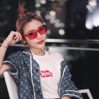 Menurut Jamie Chua yang merupakan mantan pramugari itu, putrinya kurang menyukai tas Hermes seperti dirinya. Dalam foto-fotonya di media sosial memang terlihat Calista lebih menyukai brand anak muda seperti koleksi Louis Vuitton dan Supreme yang dipakainya di foto ini. Foto: Instagram