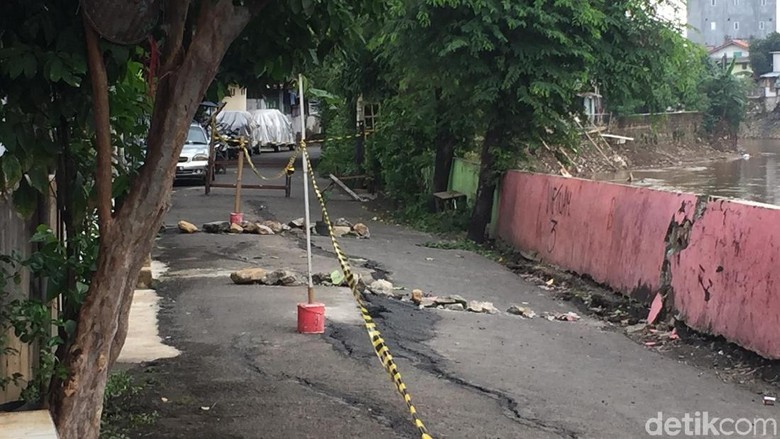 Bukan Patahan Aktif, Ini Penyebab Retaknya Jalan di Kampung Berlan Bukan Patahan Aktif, Ini Penyebab Retaknya Jalan di Kampung Berlan