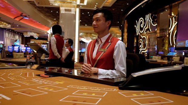 Karyawan di dalam kasino mempersiapkan pembukaan MGM Cotai di Macau, China, Senin (13/2/2018). (REUTERS/Bobby Yip)