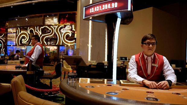 Karyawan di dalam kasino mempersiapkan pembukaan MGM Cotai di Macau, China, Senin (13/2/2018). (REUTERS/Bobby Yip)