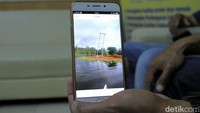 Di tengah danau itu memang berdiri tiang listrik.