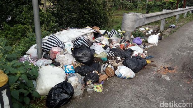 Sampah menumpuk di Kabupaten Semarang.