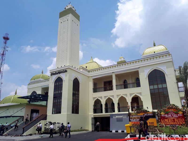 Masjid Arif Nurul Huda Polda Jatim diresmikan. Masjid yang diresmikan ini adalah yang terbesar dibandingkan masjid lainnya di polda se-Indonesia.
