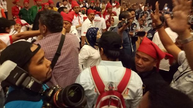 Massa Paslon Pilwalkot Makassar Ricuh, Saling Tunjuk dan Dorong