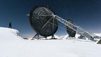 Pusat radar yang sudah terbengkalai di pegunungan Italia. Untuk mencapai tempat ini harus berjalan kaki selama tiga jam di atas salju setebal 50 cm. Istimewa/davidderueda.com.