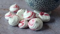 Meringue yang satu ini terlihat sederhana namun tetap tampil manis dengan gurat warna merah. Warna cantik ini bukan dari pewarna makanan melainkan dari jus raspberry segar yang ditambah dalam adonan. Foto: Istimewa