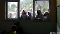 Anak anak lain tampak antusias melihat rekannya disuntik.