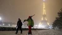 Di malam hari, Menara Eiffel bermandikan cahaya. Hanya ada warna putih dan cahaya dari Menara Eiffel. Paris memang selalu romantis (Gonzalo Fuentes/Reuters)