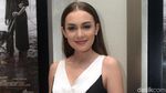 Stunning! Rianti Cartwright Anggun dengan Dress Monokrom