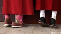 Mereka jinjit hingga mengintip dari jendela sekolah.