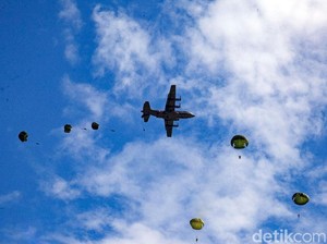 Terjun Payung 227 Paskhas TNI AU Hiasi Langit Banyuwangi