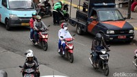 Mayoritas para pelajar mengabaikan peraturan lalu lintas tanpa mengenakan kelengkapan keselamatan berkendara seperti helm.