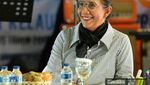 Mengintip Gaya Nyentrik Susi Pudjiastuti Saat Ngopi di Tengah Laut!