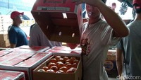 Pedagang jeruk lain bernama Ari juga tidak banyak menjual jeruk mandarin. Saat ini yang banyak beredar di pasaran adalah jeruk serupa dari Pakistan.