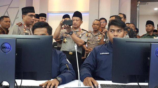 Kapolri sempat mengabadikan Command Center Polda Jatim dengan ponselnya 