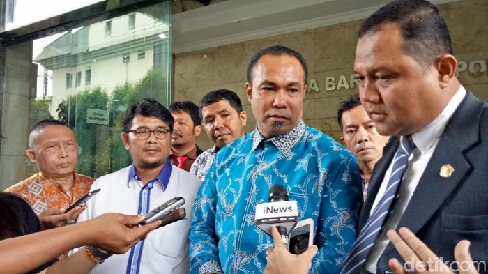 Sekretaris Divisi Hukum Partai Demokrat Ardy Mbalembout (baju biru) dan Koordinator Kongres Advokasi Indonesia (KAI) Nazarudin Lubis (pakai jas) di Bareskrim.