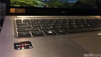 Kalau ini Swift 3 varian Ryzen 7 (2700U). Tak jauh berbeda tampilan dengan saudaranya yang varian Ryzen 5 kecuali dari sisi jeroannya. (Foto: detikINET/Agus Tri Haryanto)