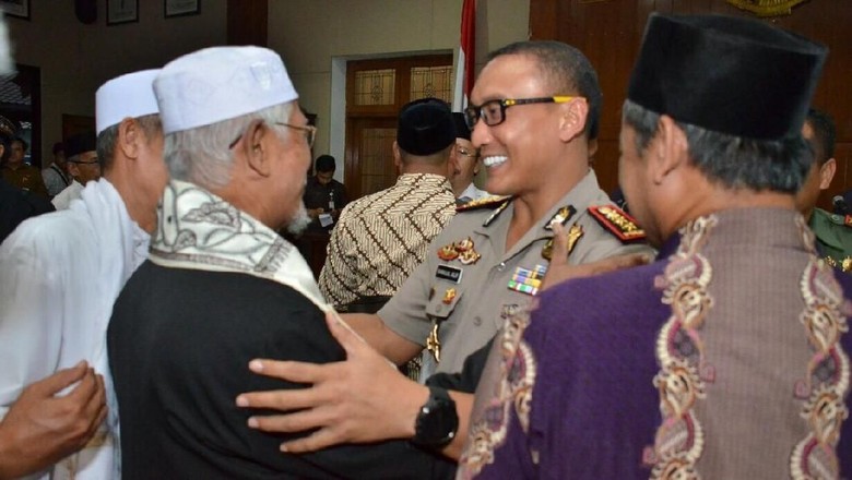 Polisi di Tangerang Diperintahkan Menginap di Rumah Kiai Polisi di Tangerang Diperintahkan Menginap di Rumah Kiai