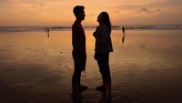Di Bali, rupanya Pungky liburan bareng Yandi Sofyan, pesepakbola yang kini membela Bali United. Dua sejoli ini memang menjalani hubungan jarak jauh. (Pungky Afriecia/Instagram)
