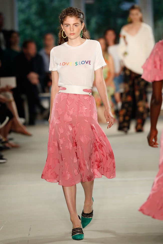 Pink gelap kerap diasosiasikan dengan kesenangan dan kegembiraan. Sementara pink pucat atau dusty pink lebih memberi kesan tenang. Dalam budaya Barat, warna ini menyiratkan femininitas, cinta, dedikasi dan kemurahan hati. Foto: Getty Images