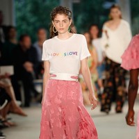 Pink gelap kerap diasosiasikan dengan kesenangan dan kegembiraan. Sementara pink pucat atau dusty pink lebih memberi kesan tenang. Dalam budaya Barat, warna ini menyiratkan femininitas, cinta, dedikasi dan kemurahan hati. Foto: Getty Images