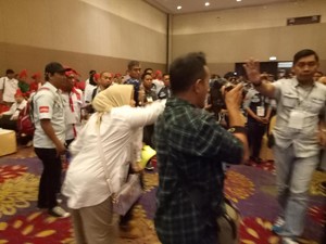 Massa Paslon Pilwalkot Makassar Ricuh, Saling Tunjuk dan Dorong