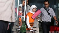 Dian keluar gedung KPK dengan mengenakan rompi tahanan berwarna oranye.
