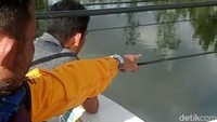 Warga menunjukan lokasi Dewi tersetrum.