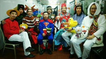 Berbusana lucu bersama para eksekutif Xiaomi. Produk pertama Xiaomi dinamakan sebagai Mi One, ponsel spek tinggi di masanya tapi dibanderol miring. Xiaomi rupanya sudah konsisten dengan formula tersebut sejak awal. Foto: istimewa