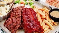 Kalau kamu ngiler nggak nih lihat steak juicy dengan pendamping kentang goreng dan salad ini? Foto: Klook/Instagram Hungry Heroes