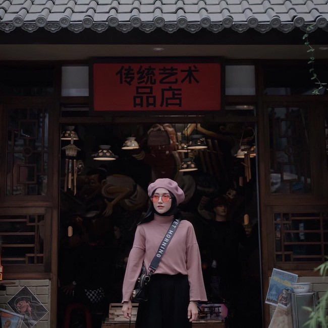 Berlibur ke Jepang saat musim gugur membuat Nisa Cookie tak perlu memakai baju yang terlalu tebal. Busana satu lapis yang berwarna sama dengan topi baretnya ini membuatnya tampil sangat modis. Foto: Instagram