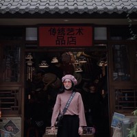 Berlibur ke Jepang saat musim gugur membuat Nisa Cookie tak perlu memakai baju yang terlalu tebal. Busana satu lapis yang berwarna sama dengan topi baretnya ini membuatnya tampil sangat modis. Foto: Instagram