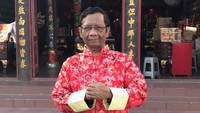 Beberapa hari lalu, Mahfud MD sudah mengucapkan selamat Imlek lewat Twitter. Sama dgn mengucapkanDrlamat Tahun Baru 2018, Insyaallah tidak ada larangan dalam Islam utk sekadar mengucapkan Gong Xi Fat Cai, selamat tahun baru 2569. Mari bangun kedamaian, tulis Mahfud, seperti dikutip pada Selasa (13/2/2018).  (Foto: Twitter Mahfud MD)