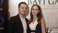 Rianti pun turut mengajak sang suami, Cas Alfonso, menemaninya di Gala Premiere film horor pertamanya itu. Pool/Noel/detikFoto.