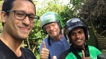 Richard Branson, pendiri maskapai penerbangan Virgin, tak lupa mencicipi Go-Jek, ditemani dengan CEO Nadiem Makarim, saat ia tengah mengunjungi Bali belum lama ini. (Twitter: @gojekindonesia)