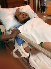 Novel Baswedan usai operasi di Singapura / 