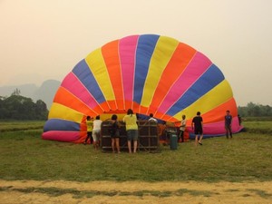 Naik Balon Udara di Laos, Bikin Merem Melek!