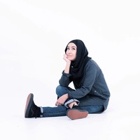 Dosen cantik yang berhijab ini mengaku suka gaya yang simple dan kasual. Ia mengaku berani memadupadankan warna yang berbeda hingga tabrak motif tapi tetap pada prinsipnya untuk bergaya simple. Foto: Instagram