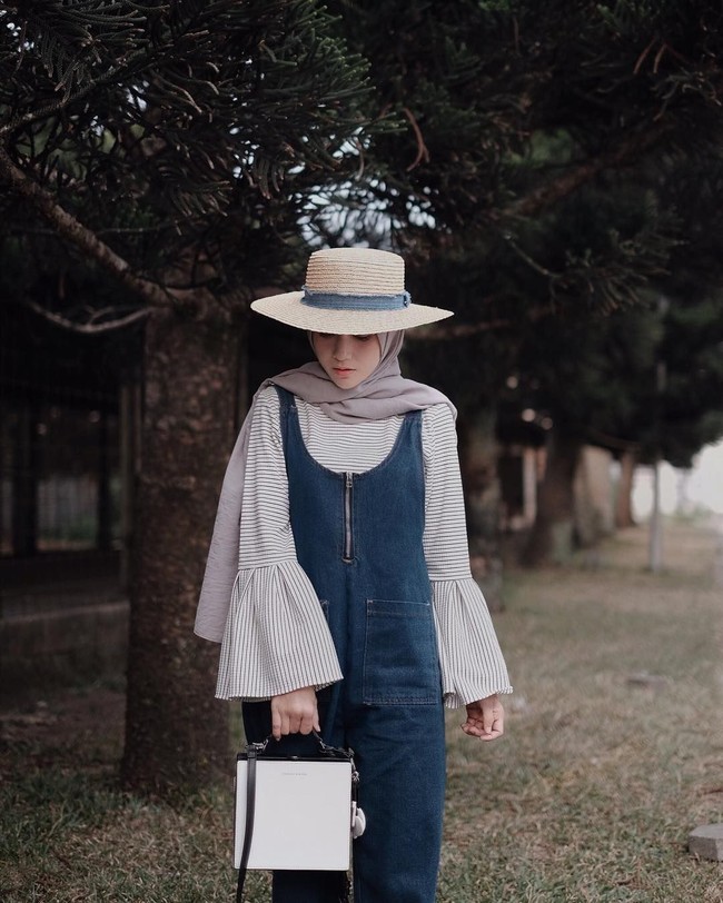 Hijabers asal Bandung Nisa Cookie sering tampil memakai topi. Dari flappy hat hingga topi baret, ia tampil sangat cantik tanpa terkesan berlebihan. Buat kamu yang suka pakai topi, gaya Nisa Cookie bisa ditiru. Foto: Instagram
