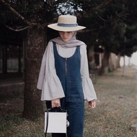 Hijabers asal Bandung Nisa Cookie sering tampil memakai topi. Dari flappy hat hingga topi baret, ia tampil sangat cantik tanpa terkesan berlebihan. Buat kamu yang suka pakai topi, gaya Nisa Cookie bisa ditiru. Foto: Instagram