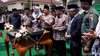 Kapolri Jenderal Tito Karnavian menandatangani prasasti peresmian.