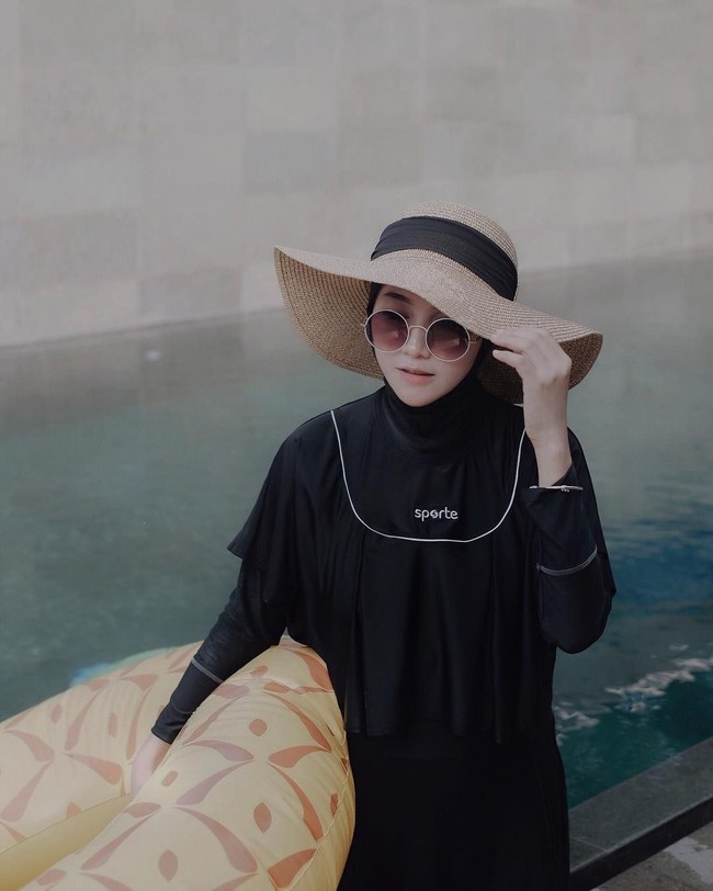Nisa Cookie memilih floppy hat untuk bersantai setelah berenang. Topi seperti ini memang cocok dipakai di tepi pantai untuk melindungi tubuh dari terik matahari. Foto: Instagram