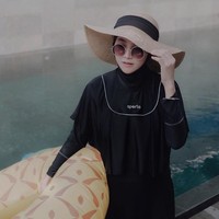 Nisa Cookie memilih floppy hat untuk bersantai setelah berenang. Topi seperti ini memang cocok dipakai di tepi pantai untuk melindungi tubuh dari terik matahari. Foto: Instagram