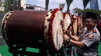 Kapolri Jenderal Tito Karnavian memukul beduk sebagai tanda diresmikannya Masjid Arif Nurul Huda Polda Jatim.