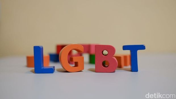 Bupati Ali, Dari Jilbab Pramugari hingga Larangan LGBT Kerja di Salon