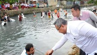Ia pun menyalami beberapa warga yang secara bersama-sama truut bekerja menormalisasi sungai. Foto: dok. Kemendes PDT