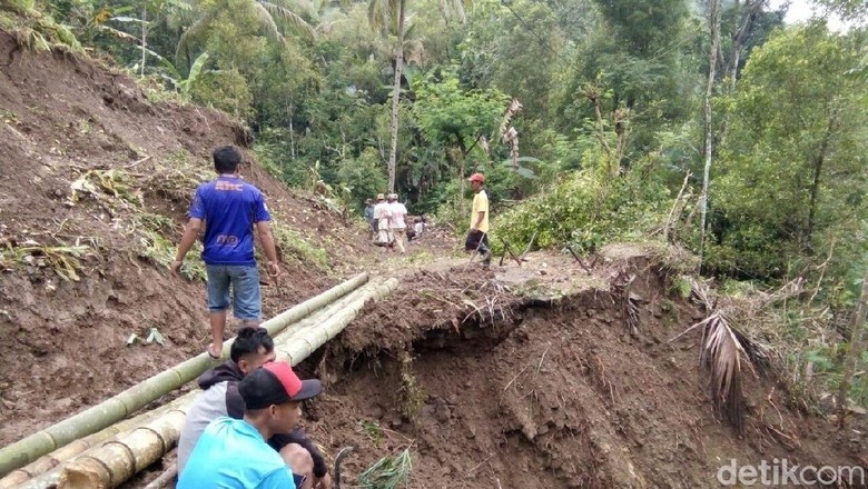 Jalur Alternatif Wisata Borobudur-Salaman Putus Akibat Longsor Jalur Alternatif Wisata Borobudur-Salaman Putus Akibat Longsor
