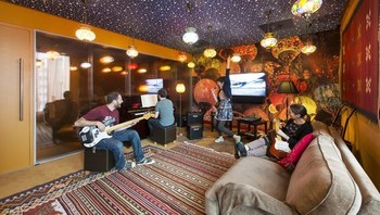 Dia menilai mengaburkan batas antara pekerjaan dan kehidupan yang membuat karyawan betah di kantor, pada akhirnya yang paling diuntungkan tetap perusahaan. Walaupun karyawan bahagia, ada potensi burn out. Foto: istimewa